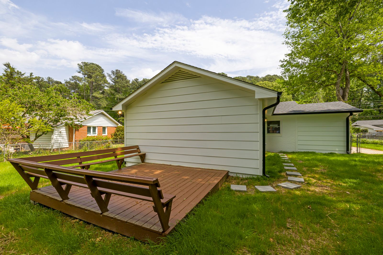 Composite deck with horizontal cable railing
